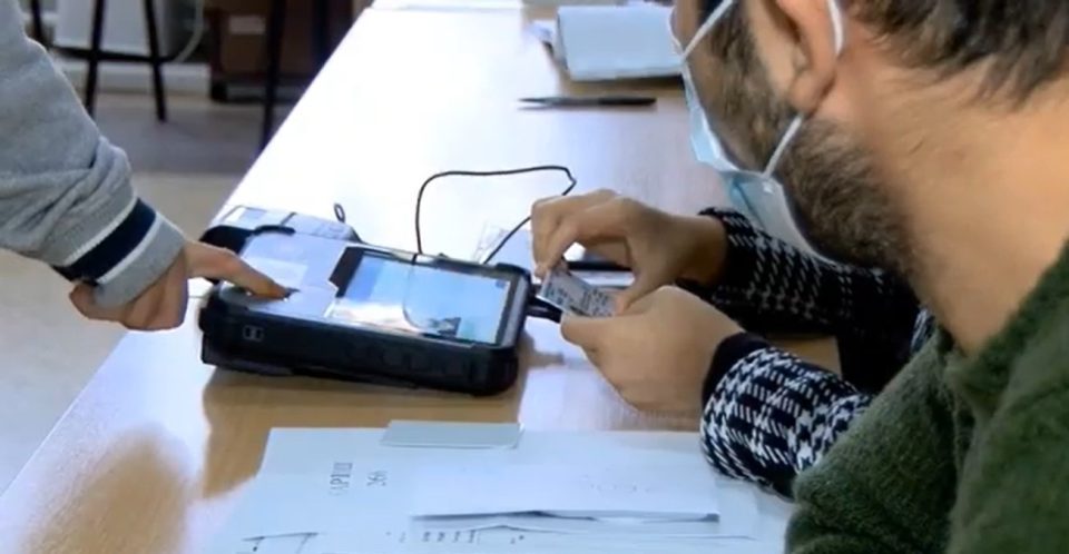 Дешифрирање на загатката: Интеграција на уреди за читање отпечатоци за двојните избори во Македонија