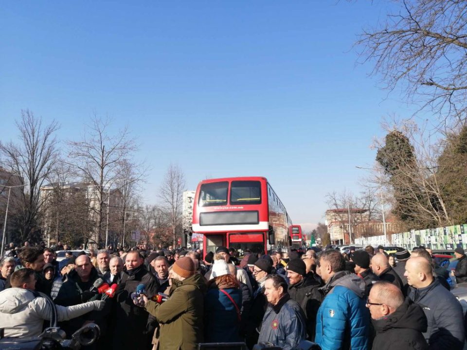 (ФОТО) Протест на вработените во ЈСП пред Град Скопје