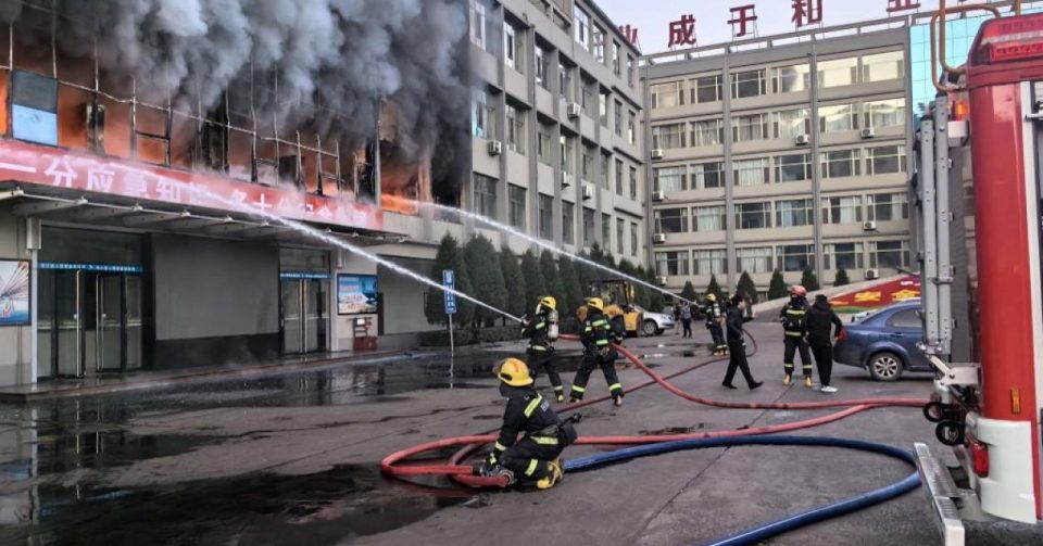 Најмалку 25 луѓе загинаа во пожар во Кина