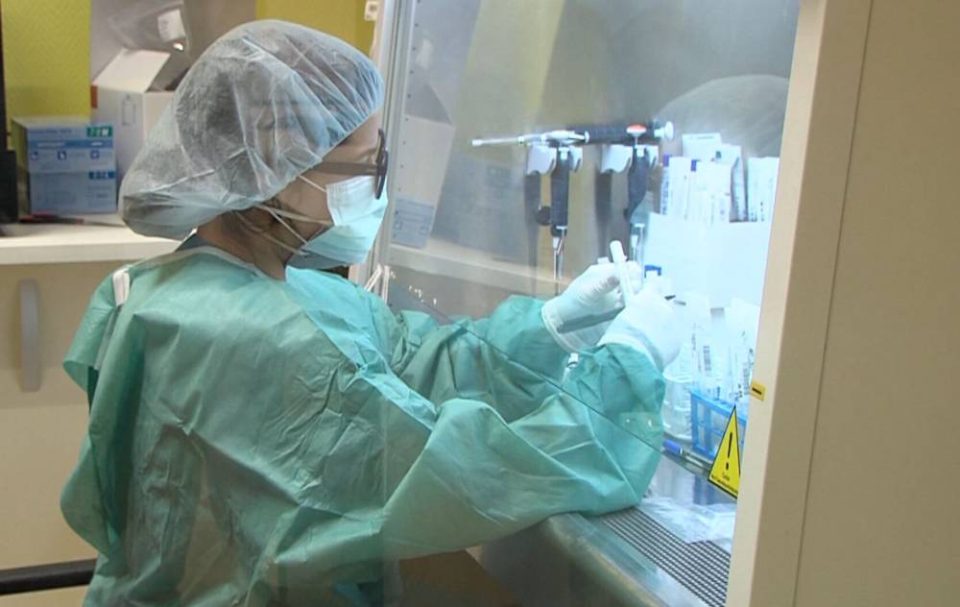 Во Шпанија се враќаат маските во болниците поради пораст на заразени со грип и коронавирус