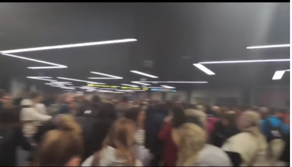 (ВИДЕО) Хаос на аеродромот Никола Тесла: Запрен авионскиот сообраќај поради грешка со патници од Скопје
