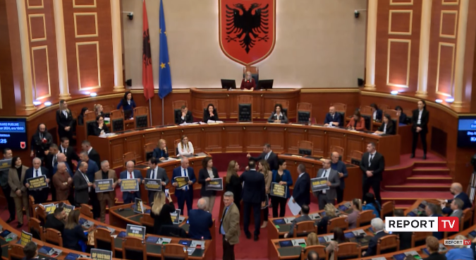 (ВИДЕО) Хаос во албанскиот парламент, интервенираше и собраниското обезбедување: Седницата траеше само 12 минути