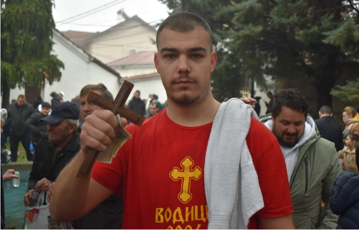 Бојан Костадиновски го извади светиот крст во соборниот храм „Свети Никола“ во Куманово