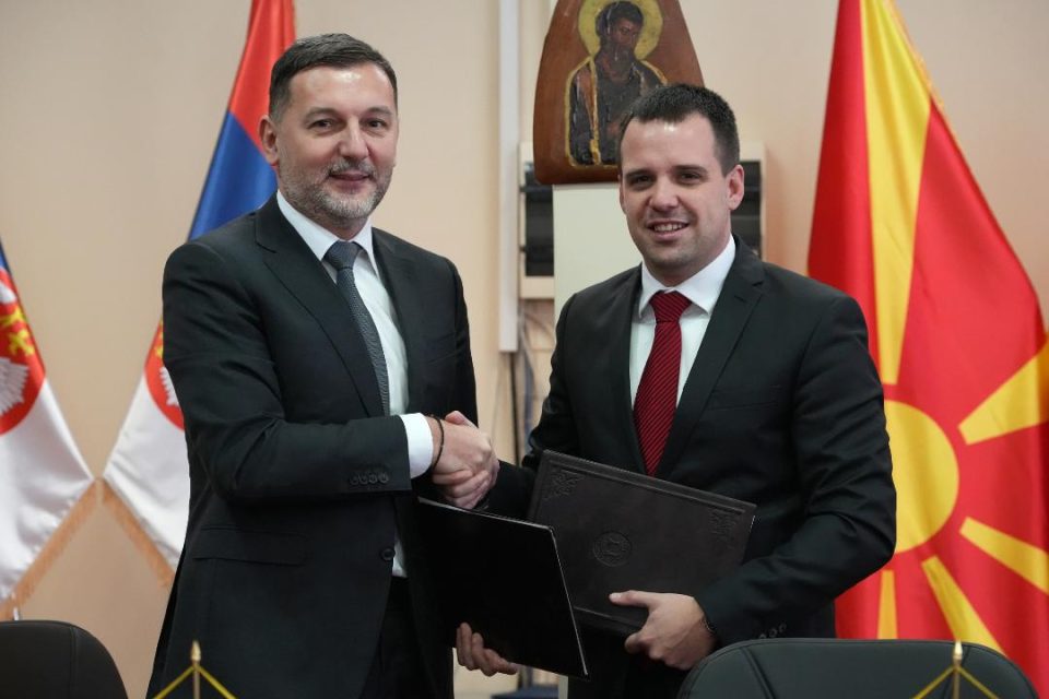 Камионите од први февруари ќе се вагаат само еднаш: Македонската и српската царина потпишаа Меморандум