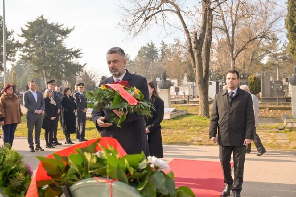 Делегација на СДСМ положи цвеќе на вечното почивалиште на Глигоров