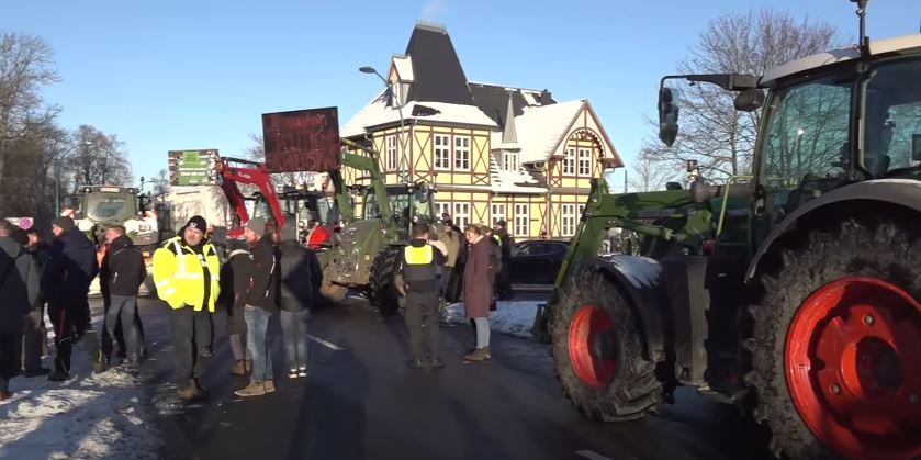 (ВИДЕО) Со камиони и трактори германските земјоделците протестираат низ цела држава