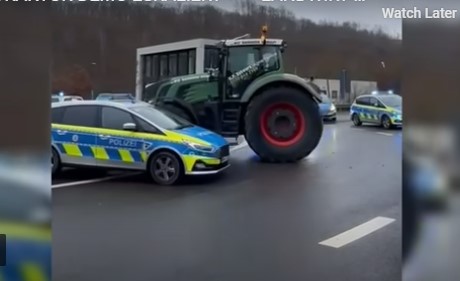 (ВИДЕО) Трактор смачка полициска кола во Германија
