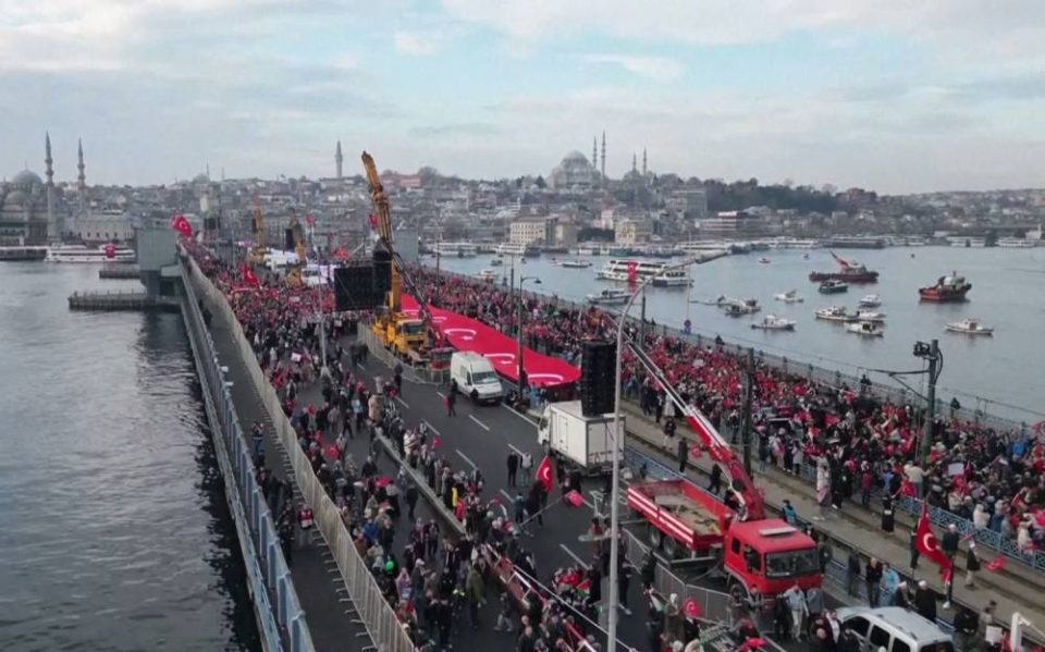 (ВИДЕО) Стотици илјади граѓани од Истанбул упатија поддршка за Палестинците