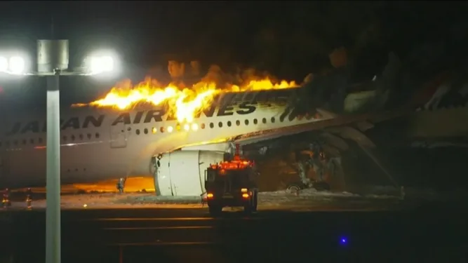 (ВИДЕО) Авион се запали на аеродромот во Токио