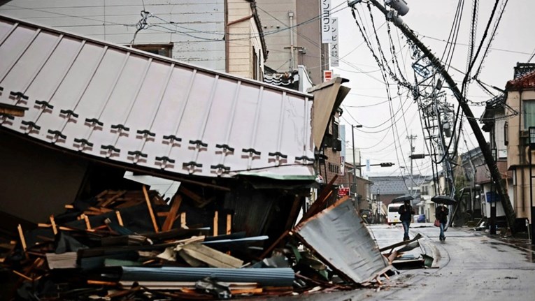 Бројот на загинатите во земјотресот во Јапонија надмина 100, по стотици сѐ уште се трага