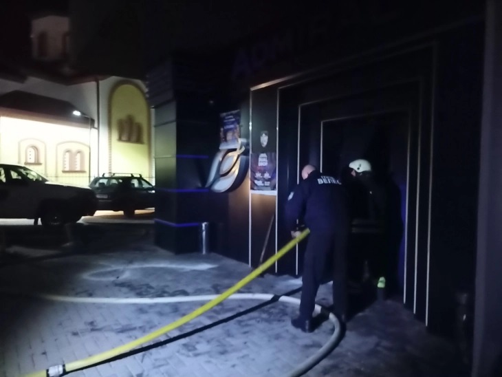 Пожар во казино во новиот дел на Велес, пожарникарите и полцијата се на терен
