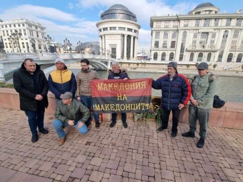 Бугари носат транспарент Македонија на македонците на бугарски јазик на обележувањето годишнина од смртта на Мара Бунева