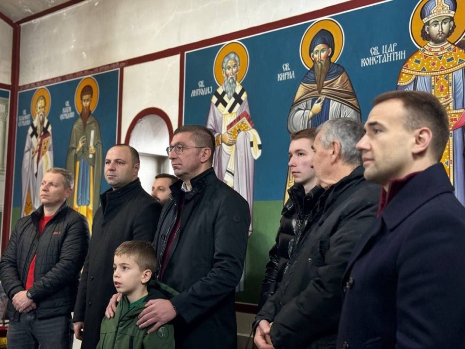 Мицкоски традиционално со верниците во црквата Св. Петар и Павле во Ѓорче Петров