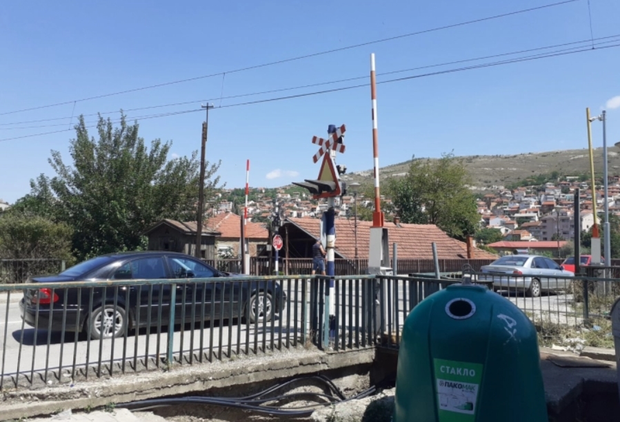 Колона возила и гужва: Поради расипана локомотива, затворен преминот на новиот мост „Гемиџии“ во Велес
