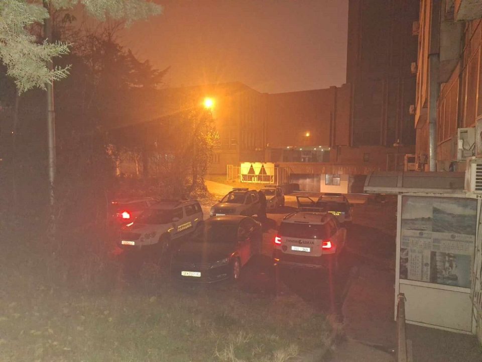 Резултат од вчерашниот упад во М-НАВ: Четири лица вечерва се донесени во Основниот кривичен суд Скопје, полицијата трага по уште четворица