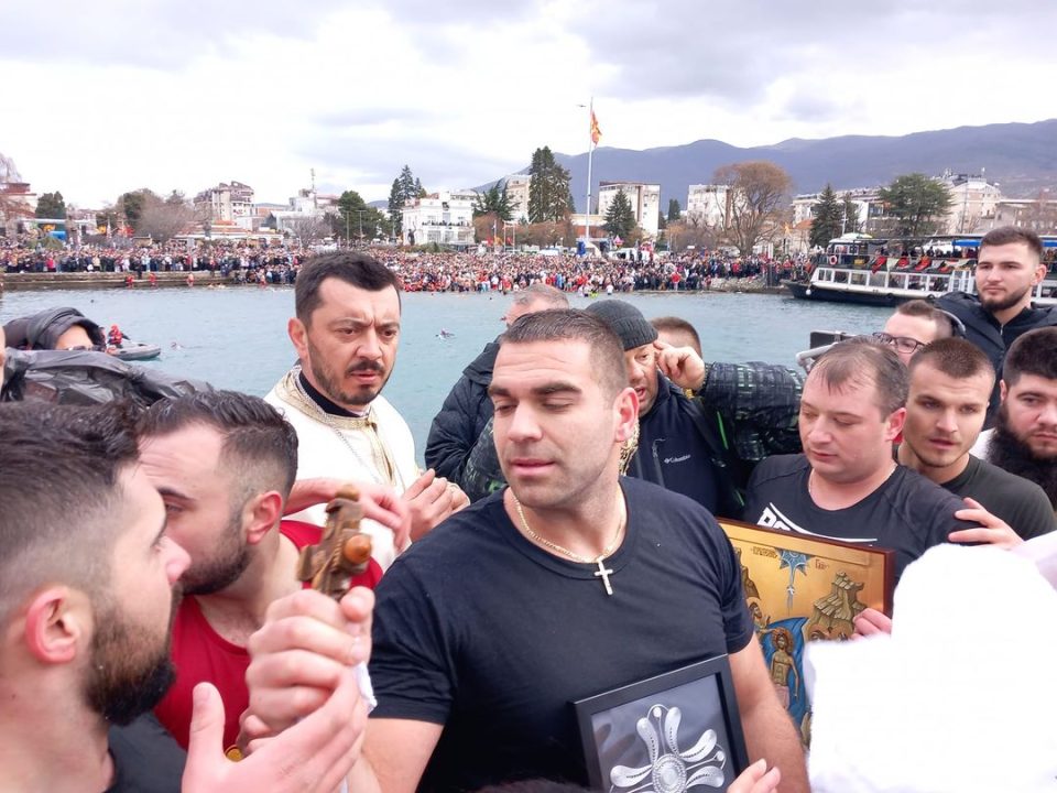 Никола Јакимоски го фати крстот положен во Охридското Езеро