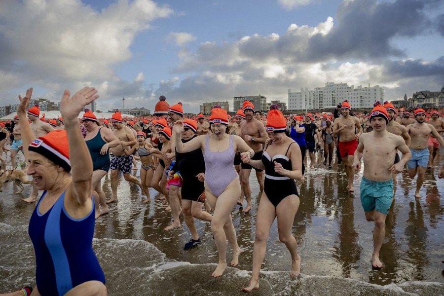 Рекордни 65.000 луѓе учествуваа во новогодишното капење во морето во Холандија