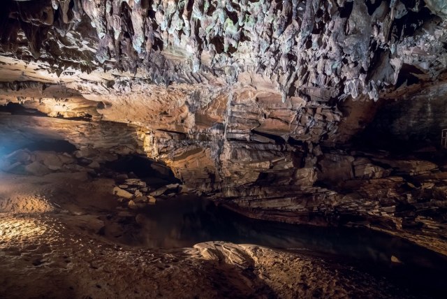 Голема спасувачка акција во Словенија: Пет лица заробени во пештера
