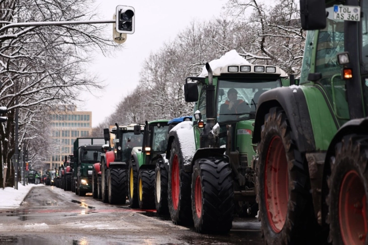 Германските земјоделци со трактори и камиони на протести пред Бранденбуршката порта