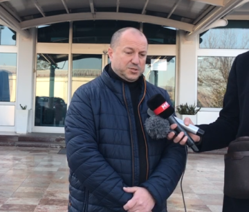 Двајца директори поднеле полициска пријава против Претседателот на синдикатот на контролори на летање, Александар Тасевски, наведувајќи дека се чуствуваат несигурни и нивната безбедност е загрозена. Тасевски, пак, негира дека се заканувал, тврдејќи дека разоткрил менаџерски злоупотреби поврзани со нови вработувања.