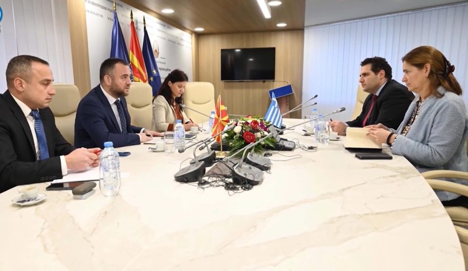 Втор ден на Тошковски како министер: Дипломатски разговори со амбасадорката на Грција за проблемите со патните исправи
