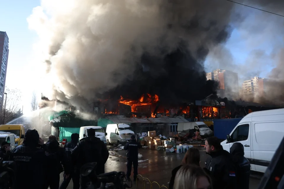 „Сепак не е само кабелот“: Можни три сценарија за пожарот во трговскиот во Белград