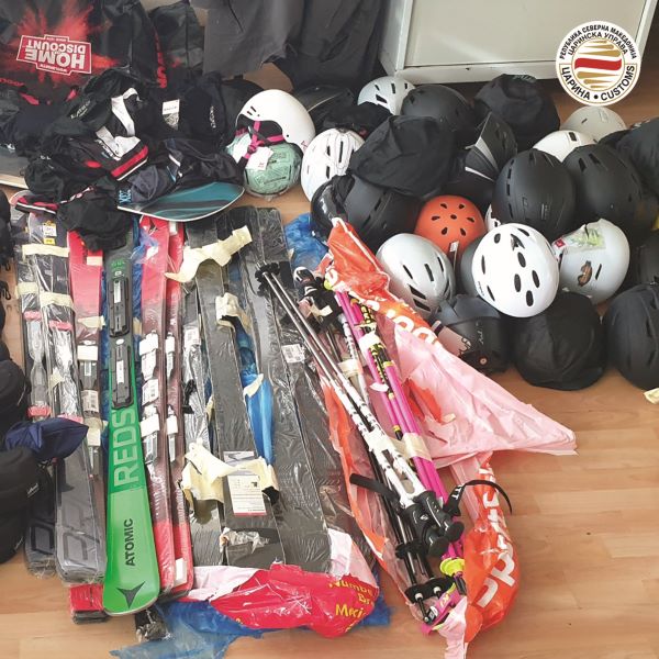 Царинска управа: Спречен обид за нелегално внесување на 115 парчиња опрема за скијање на ГП Табановце