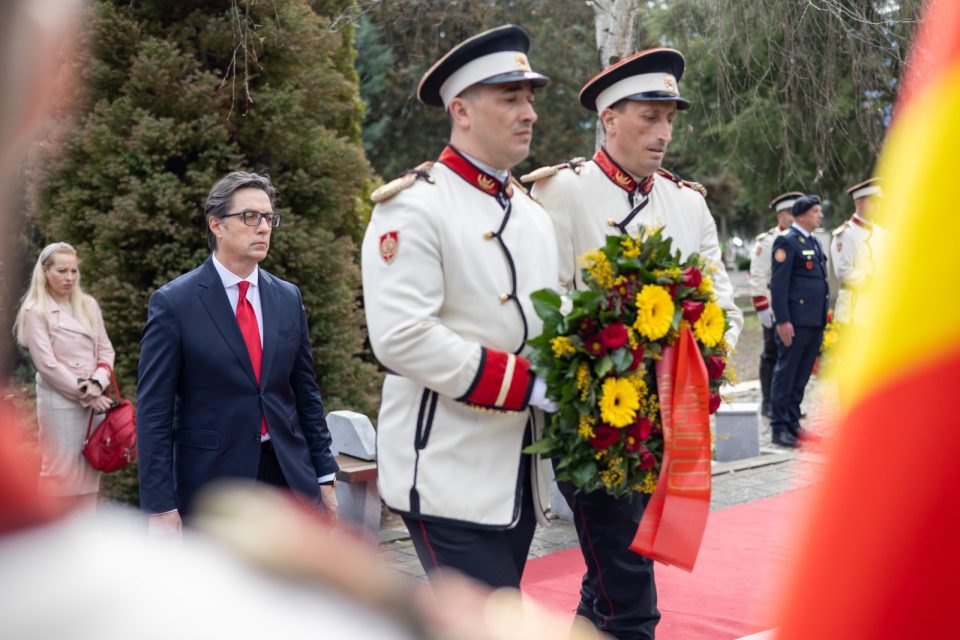 Пендаровски положи цвеќе на гробот на Борис Трајковски