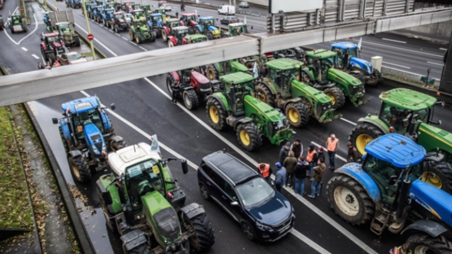 „Урсула, тука сме!“-Конвои со стотици гневни земјоделци со трактори пристигнаа во седиштето на ЕУ во Брисел