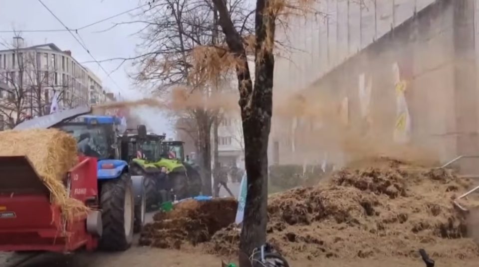 Француската влада најавува поголема помош за да се намали гневот на земјоделците кои протестираат