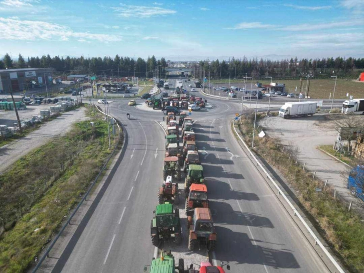 Грчките земјоделци вечерва го блокираа преминот Евзони за влез на товарни возила