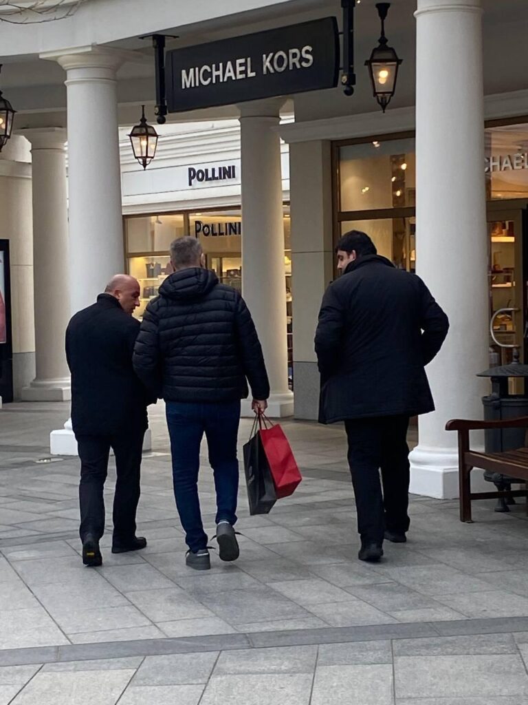 (ФОТО) Пазарејќи во луксузните продавници Версаче и Гучи, Груби од Австрија нервозно лиферува лажни вести, велат од ВМРО-ДПМНЕ