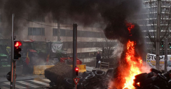(ВИДЕО) Хаос во Брисел: Земјоделците палат гуми и фрлаат измет кон полицијата