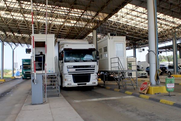 Богоев: Од денеска камионите со стока кои увезуваат или извезуваат во Србија се мерат само еднаш