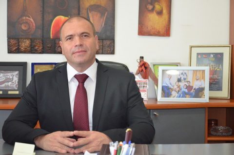 Конкуренцијата се интензивира: Максим Димитриевски обезбеди 10.000 потписи за претседателска кандидатура – градоначалникот на Куманово засега го дели рингот со Османи и Таравари