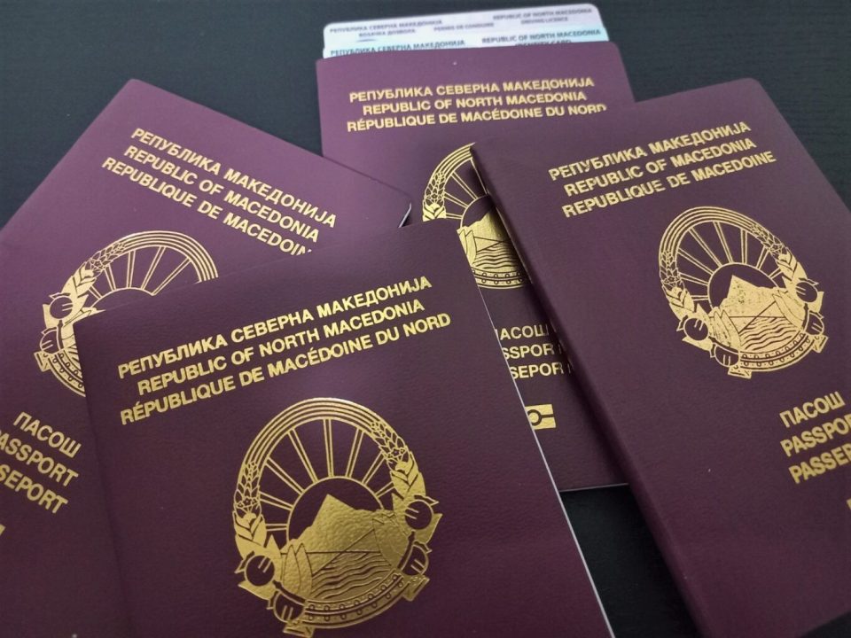 Тошковски контра Бојмацалиев: Недозволиво е граѓаните да бидат лажени, енормно зголемен бројот на издадени пасоши во февруари