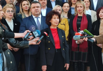 Сеопфатна и силна поддршка: Потписи од граѓаните и од пратениците - двоен потфат за поднесување на кандидатурата на Силјановска -Давкова