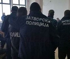 Слободна трговија на дрога зад решетки: Полициски службеници откриле прашкаста материја при прес на ќелии во затворот во Штип