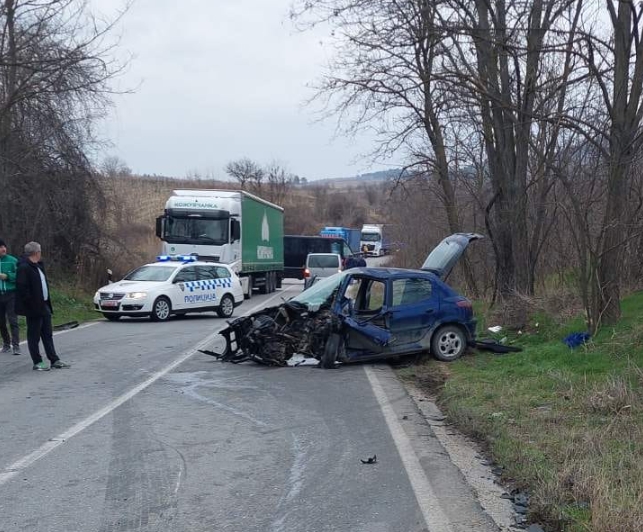 (ФОТО) Тешка сообраќајка на патот Кавадарци – Росоман, тројца повредени