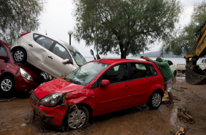 (ВИДЕО) Страшно невреме го погоди Родос: Луѓе заробени во возила, торнадо откорна гранки