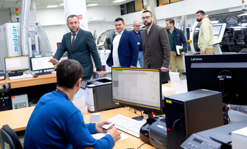 Тошковски во посета на Одделот за изработка на лични документи