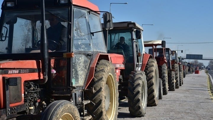 Протест на земјоделци ја зафати Грција: Потенцијална блокада на камиони на граничниот премин „Евзони“ ( Богородица)