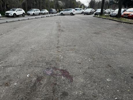 Крв на асфалтот пред поликлиниката во Железара каде што бил убиен лекарот