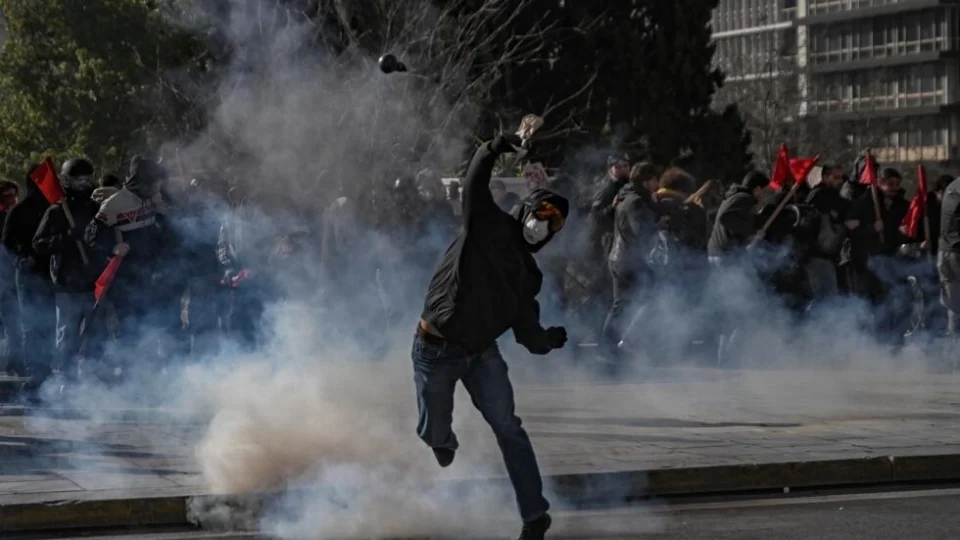(ВИДЕО) „Не за образованието за малкумина”: Грчките студенти излегоа на масовни протести
