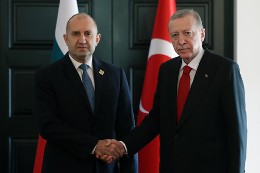 Радев се сретна со Ердоган и го покани во Бугарија