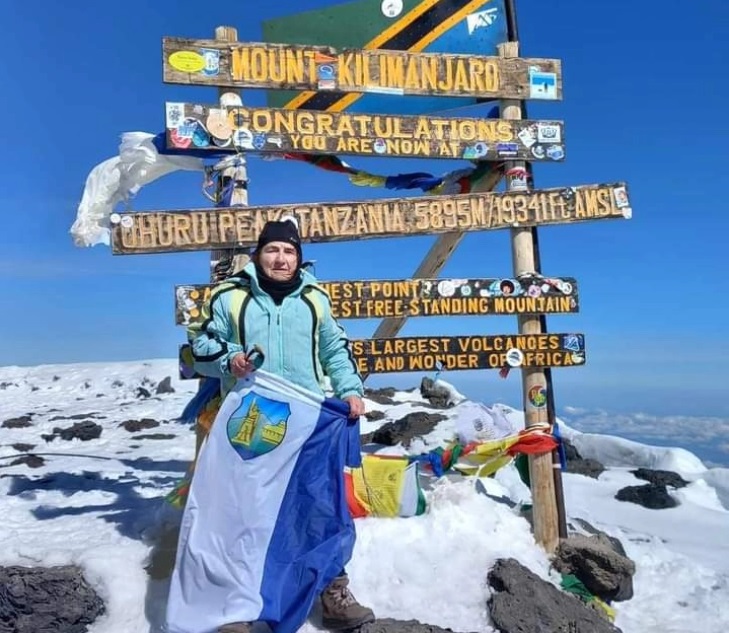 Делчевката Мира Симоновски на 74 години го искачи 5.895 метри високиот врв Ухуру на Килимаџаро