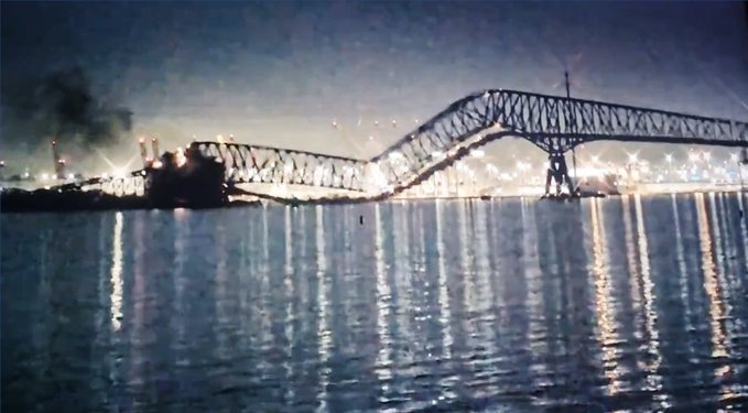 (ВИДЕО) Голем мост во Балтимор се урна по удар на брод, на него имало автомобили