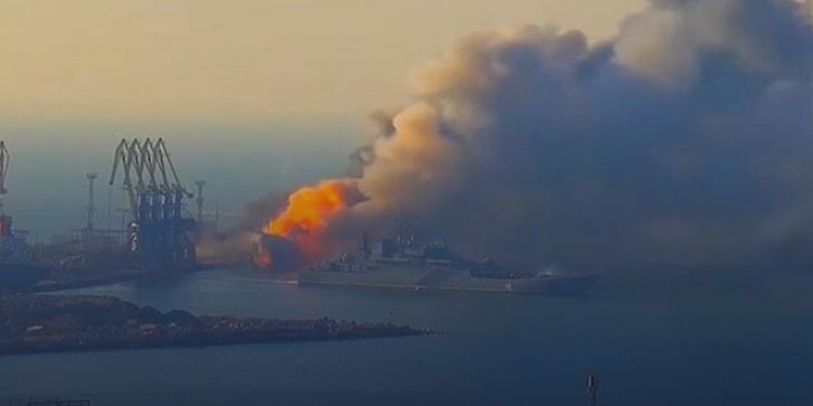 (ВИДЕО) Украина потона руски брод – блокиран мостот на Крим: Објавена е снимка