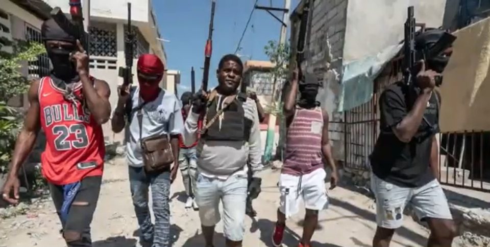 (ВИДЕО) Пост-апокалиптични сцени во Хаити: Насилство предводено од банди, масакрирани тела и сериозна хуманитарна криза