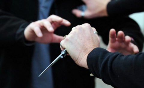 Банда малолетници со нож ограбиле деца сред Центар